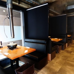 ゆったりと座れる8名様用の大きなテーブル席です◎部署単位のちょっとした集まりや、グループでの飲み会にご利用いただけます。美味しいお肉を囲んで、楽しい時間をお過ごしください！