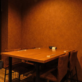 テーブル席では、リラックスした雰囲気の中でお食事をお楽しみ頂けます。木の温もりを感じるテーブルが、心地のよい会話を引き立てます。ご友人や家族との特別な時間を大切にするための空間として、心地よさを追求しました。大切な人との思い出を作る場として、ぜひともご利用ください。皆様のご来店をお待ちしております。