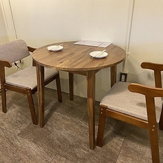 2名様用のテーブル席は、デートや親しいご友人とのサシ飲みにぴったりな空間です。カウンター席とはまた違った落ち着きがあり、向かい合ってゆっくりと会話を楽しめます。大切な方とグラスを傾けながら、美味しい料理と尽きない話題で、心温まるひとときをお過ごしいただけます。