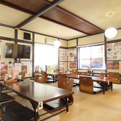 【ゆったりくつろげる座敷席は、最大48名まで対応可能。各種ご宴会に最適な空間です】6名様用の座敷席を8卓ご用意。すべての席を連結することで、大人数でのご宴会にも柔軟に対応いたします。靴を脱いでくつろげる座敷スタイルは、親しい方との集まりはもちろん、会社の歓送迎会や打ち上げなどにもぴったり。