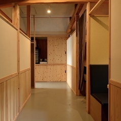 貸切最大20名様までご利用可能です！全席半個室の上質な焼肉店。プライベートを重視した空間で、周囲を気にせずゆったりと上質なひとときをお過ごしいただけます。接待や宴会はもちろん、観光やお祝いにお使いください。※半個室の席になりますので、パーテーションある状態での利用になります。店舗へ直接ご連絡ください。