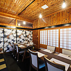 【中人数向け和室個室】家族連れやグループでのご利用に最適な、4名様から8名様向けの和室個室です。和の風情を感じさせる落ち着いたトーンの室内は、小さなお子様連れのファミリーにも安心。周囲に気兼ねなく、和やかな雰囲気の中で美味しいしゃぶしゃぶやすき焼きをご堪能ください。