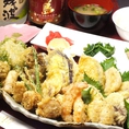 【2種類の新コース】天ぷらコースは旬の野菜・海鮮を含めた10品の食材を一品ずつ揚げたてで提供します。串カツコースは旬の野菜・海鮮・お肉を含む10品をご提供。嫌いな食材がございましたら、変更させていただきますのでお気軽にご相談ください。各3000円（税込）