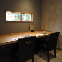 3名様迄ご利用いただけるカウンター個室をご用意しております！少人数での集まりや、大切な方とのプライベートなお食事に最適です。落ち着いた空間で、心ゆくまでお食事を楽しみながら、特別なひとときをお過ごしください！