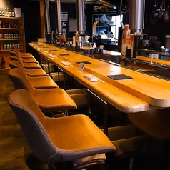 全8席のカウンター席をご用意しております◎お一人様でのふらっとしたご利用はもちろん、デートでの横並びのお席としてもおすすめです。目の前で調理風景を眺めながら、ゆっくりとお食事をお楽しみいただけます。