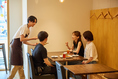 向かい合って座るテーブル席は、ご家族やご友人との会話をゆったりと楽しむのに最適です。広々とした空間で、美味しいお料理をシェアしながら、周りの目を気にせず和やかなひとときをお過ごしいただけます。
