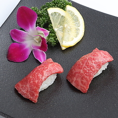 口の中でとろける！池袋で人気の『レアステーキ肉寿司』の写真