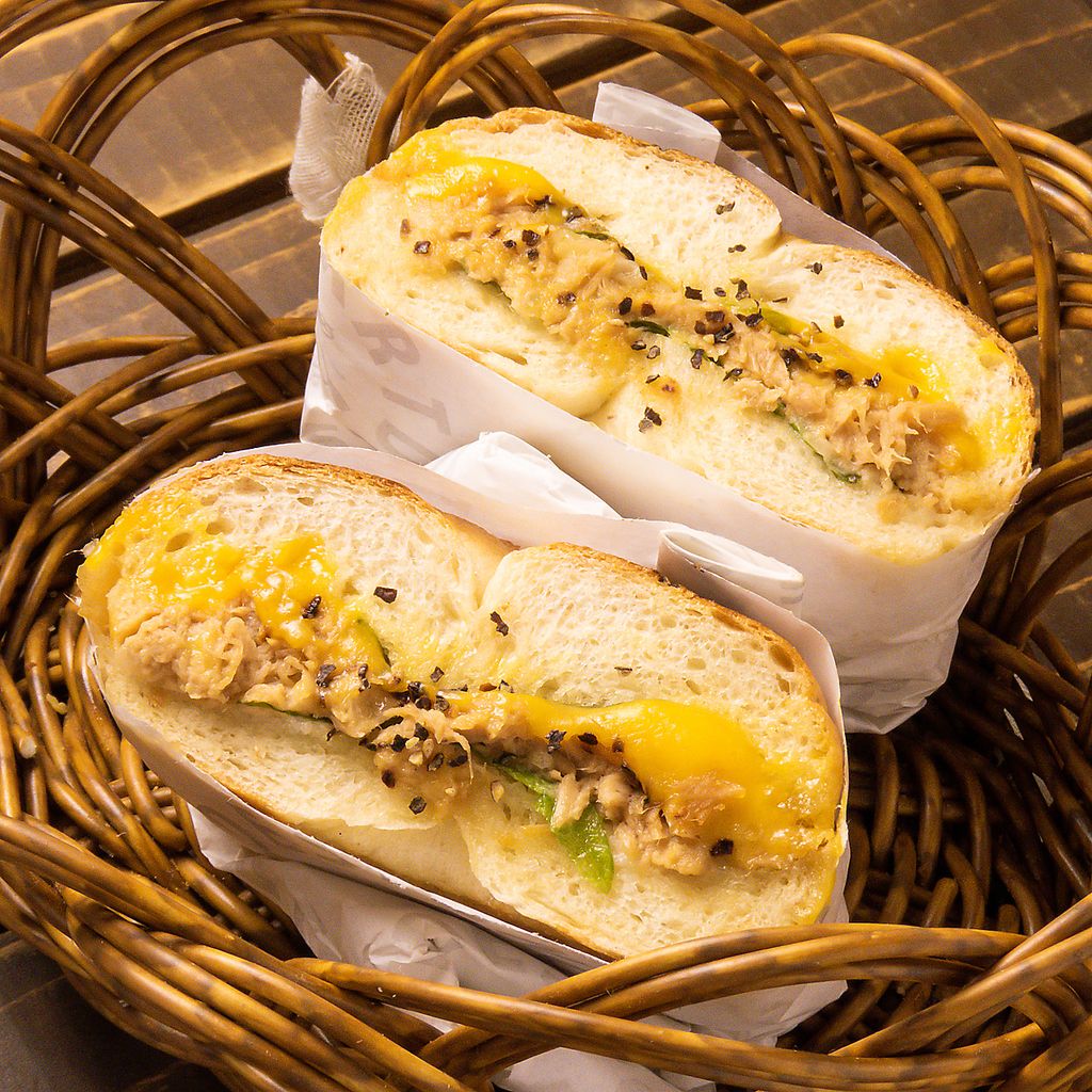 人気のランチメニュー「スパイシースモークチキン」は香ばしさとスパイシーな味わいがクセになる一品