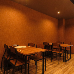 テーブル席は温かみのある木のテーブルとシンプルなデザインが魅力！落ち着いた雰囲気の中で、友人や家族とゆったりとした時間をお過ごしいただけます。食事を楽しむだけでなく、会話も弾む居心地の良い空間が広がっています。特別な日や普段使いにもぴったりな席をご用意しております。心温まるひとときをお過ごし下さい。