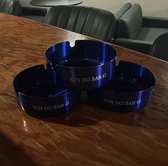 店舗ロゴ入り灰皿設置!!紙煙草・電子煙草どちらも御利用頂けます!!^_^。近年、喫煙が出来るお店が減少傾向の最中、当店は喫煙出来ます!!ゆっくり時間を過ごし、お楽しみ頂きたい思いから^_^。