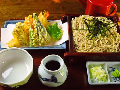 手打ちそばが自慢の名店。古民家風の落ち着いた雰囲気の蕎麦屋です。