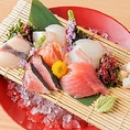 【お造り七点盃盛り】造りは新鮮だから旨い！盃に豪快に盛り付け