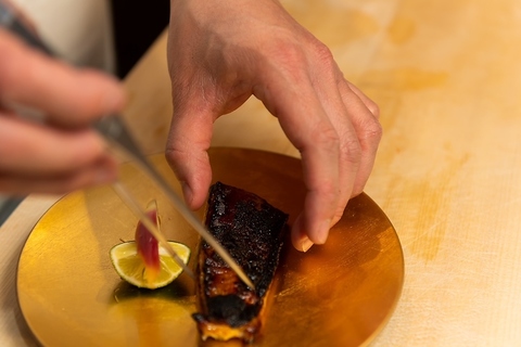 厳選して仕入れた四季折々の食材、見た目にも華やかな料理、そしてこだわりのお酒