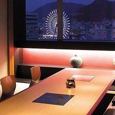 掘りごたつ個室（8名様×5室）】お祝いごとや接待などの特別な日に。夜景が見える掘りごたつ個室は、足立山や観覧車の夜景が一望できる特等席。顔合わせなどのハレの日のお食事や、大切な会食などの特別な日のご利用にも最適です。8名様までのお部屋が5室あり、お部屋を繋げることで、最大40名様までお座りいただけます。