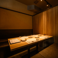 デートや記念日に最適なプライベート空間。個室2名様～ご利用可能。温かみある照明が照らす雰囲気ある空間は、女性にも人気の席となっております。富山駅でのデートやご友人との飲み会、女子会などにもおすすめの空間です。