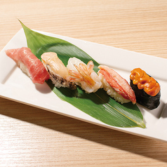 職人が握った寿司をテイクアウトできます。