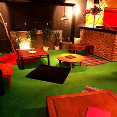 【小上がり席】小上がり席は、芝生が敷き詰められたユニークな空間です◎足を伸ばして心ゆくまでリラックスでき、21席あるので、各種ご宴会にも最適です！