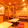 【広々店内】ゆったりとくつろげる掘りごたつ席をご用意しております！足を伸ばしてリラックスできるこの空間は、友人との飲み会や家族との食事に最適です。温かみのある雰囲気の中で、美味しい料理と共に楽しいひとときをお過ごしください。