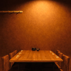 落ち着いた色合いのテーブル席は、リラックスした雰囲気を演出しています。食事を楽しむだけでなく、心温まる会話が生まれる空間です。仲間や家族と共に過ごす特別な時間を大切にし、ゆったりとしたひとときをお過ごしいただけます。自慢の料理を囲んで、思い出に残るひとときをぜひお楽しみください。お待ちしております。