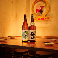 隣を気にせず料理を楽しめる配置のテーブル席は、女子会やデート、じっくり語り合いたい夜に最適。料理長のセンスが光る馬肉ユッケや本格中華を囲みながら、温かい空間でゆったりとお過ごしください。4名用テーブル席を2つで8名座れるスペースをお2つご用意。