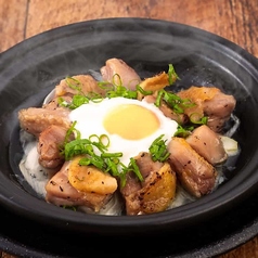 親鳥の旨辛焼き温玉添え