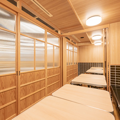 ひとくち餃子ストライク 栄総本店の雰囲気2