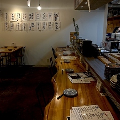 【カウンター7席】 温かみのある落ち着いた雰囲気の、木製カウンター席です♪心地よい空間で、大切な人と特別な食事をお楽しみいただけます。お1人様も大歓迎です!