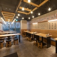友達と気軽に楽しめるテーブル席♪わいわいお酒をお楽しみ頂けます！
