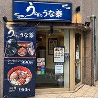 窓からの光が心地よいテーブル席★団らんや観光にも♪