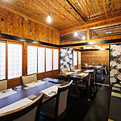 【大人数向け和室個室】最大14名様まで収容可能な、広々とした和室の個室空間です。ご親族での集まりや、ビジネスでのご宴会、大人数での女子会などに幅広くご活用いただけます。洗練された和のインテリアに囲まれながら、皆様でテーブルを囲んで賑やかで楽しい時間をお過ごしください。