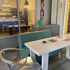 開放感あふれるテラス席は、風を感じながらお食事を楽しめる特別な空間です。春や秋の心地よい夜風に吹かれながら味わうお酒は格別。店内とは一味違った雰囲気で、ご友人たちと会話も弾みます。人気のお席ですので、ご希望の際はぜひお早めにご予約ください。