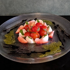 厳選トマトと水牛モッツアレラチーズのカプレーゼ