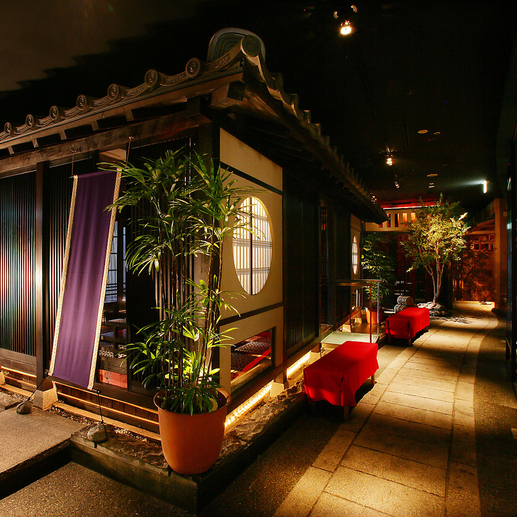 店内の中央には、京都の書院造りの一軒家の宴会席！　最大30名宴会可能です。