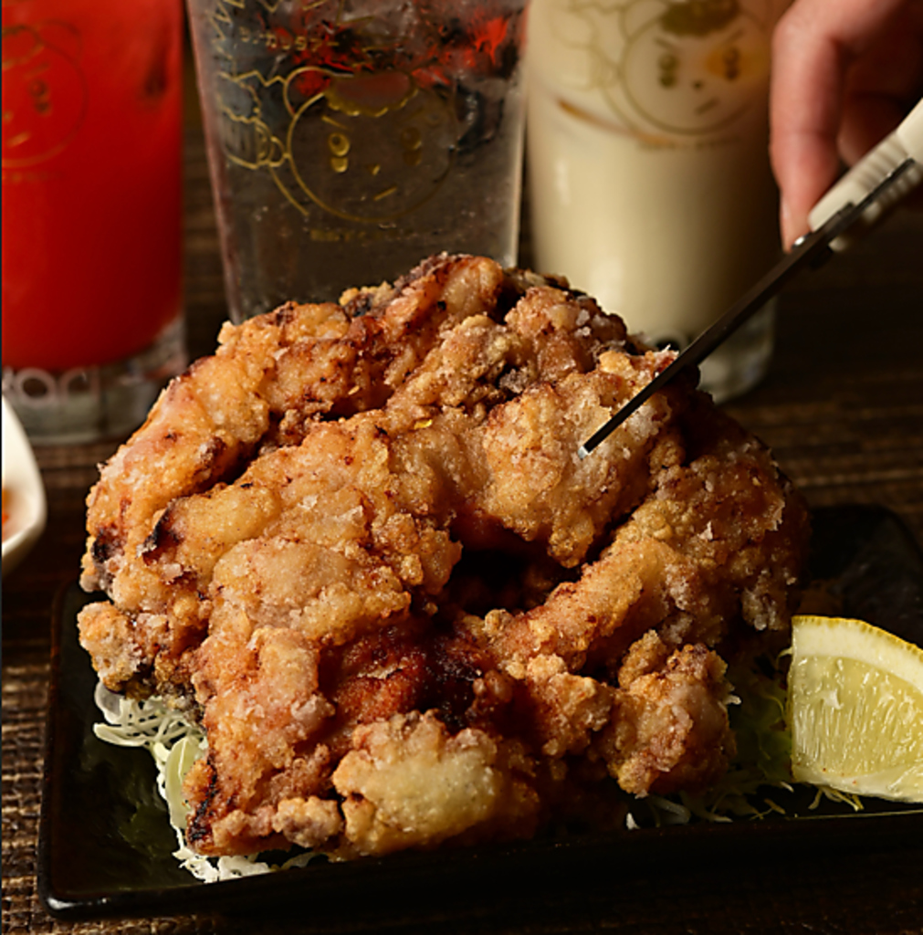 特大サイズの【まるごと鶏の唐揚げ】がなんと700円(税込)！アツアツで外はカリカリ中はジューシー♪