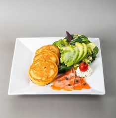 サーモンとアボカドのクリームチーズパンケーキ