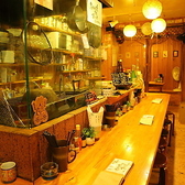 職人の手捌きを目の前で愉しめるカウンター席。備長炭で大山鶏が焼き上がる音や香りがダイレクトに伝わり、お食事の時間をより一層贅沢に演出します。