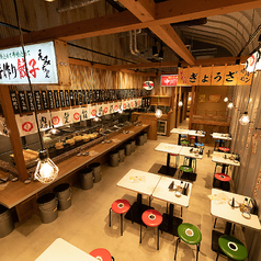 【駅チカの居酒屋】駅近の好立地でアクセス抜群。お仕事帰りにもサクッと立ち寄りやすく、気軽な一杯にぴったりです◎友達や同僚との飲み会はもちろん、待ち合わせ前後や急な集まりにも便利。鉄鍋餃子に串焼き、〆はラーメンで博多屋台の雰囲気を存分に味わえる♪二次会やちょい飲みなど、さまざまなシーンに対応！