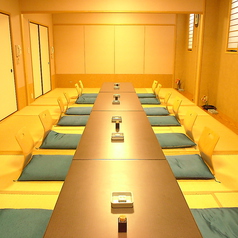 お部屋は完全個室のみとなります。最大28名様までご利用いただける宴会広間はテーブル様式と座敷様式で選択が可能です。