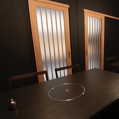 8名までご利用可能な個室。個室チャージ：5,000円※お子様を含む3名様以上，わんちゃん連れの場合チャージ料無し。