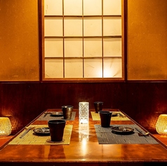 ビジネスミーティングや特別なイベントに最適な6名の個室。プライバシーが確保された空間で、集中して大切な話を進められます。洗練されたインテリアとともに、上質な料理を楽しみながら、有意義な時間をお過ごしいただけます。