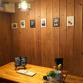 総座席数18席という、目が届きやすい落ち着いた規模感の店内です。過度な喧騒がなく、モダンで洗練された内装が上質な大人の隠れ家を演出します。