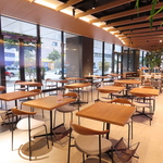 オシャレで開放的なテーブル席をご用意しています。さらにお店の観葉植物も寛ぎ空間を演出しています