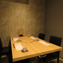 6名様迄ご利用いただける個室を3室ご用意しております！親しい友人や家族、会社の同僚との食事会など、さまざまなシーンに最適なプライベート空間です。落ち着いた雰囲気の中で、特別なひとときをお楽しみください！