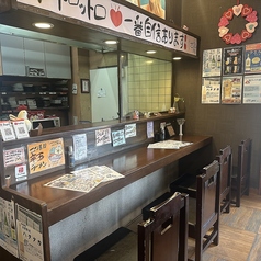 しっとりとした雰囲気で食事を楽しめるカウンター席が4席ございます◎目の前で焼き上がる焼鳥を眺めながら、デートや特別な日のお食事にぴったりの空間です。