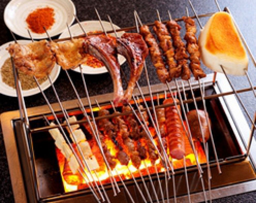 大阪府外からもお客さんが多く訪れる店内は、テーブルに七輪を1つセット！自分で焼いて食べれる♪