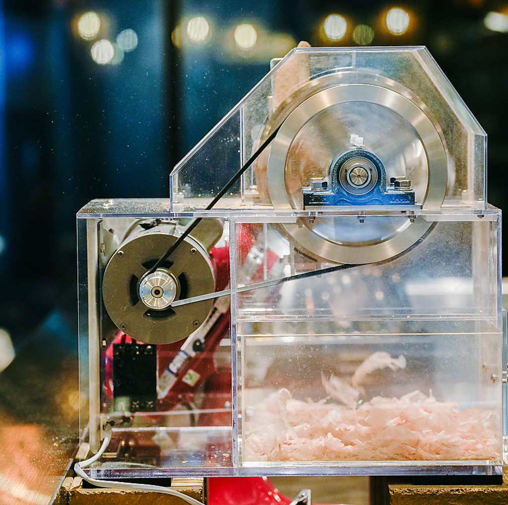 鹿児島県指宿産の本枯節を店内で削っております