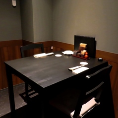 大切な方とのひとときを、静かな完全個室で。記念日やデート、ご夫婦での食事にも最適な、上質で落ち着いた空間をご用意しております