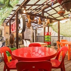 【SNS映えも抜群★おしゃれな4人掛けのお席】雰囲気抜群の店内には4名掛けのお席があります♪オシャレなテーブルで料理を囲めば、写真好きさんも満足できる"映え"が狙えるかも！？