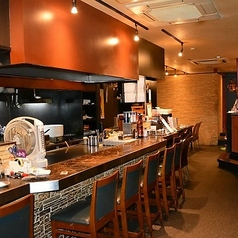 目の前でシェフが繰り広げる華麗な調理風景は、まるで料理のショーを見ているかのようです。食材が手際よく切られ、調理されていく様子を間近で楽しむことができるのは、ここならではの醍醐味。一人でも、仲間と一緒でも、カウンター席ならではの開放感があるため、どんなシーンでも楽しめること間違いなし♪ 