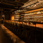 店内に入った瞬間、まず視界を奪うのが“ボトルの光のステージ”。ライトアップされた棚に並ぶウイスキーやワインが幻想的に輝き、大人の夜を美しく演出します♪ グラス越しにきらめく光が写真を撮りたくなるほど魅力的★ まるで映画の一場面のような空間でゆっくりお酒を楽しむ時間は格別。飲む前から気持ちが上がります。